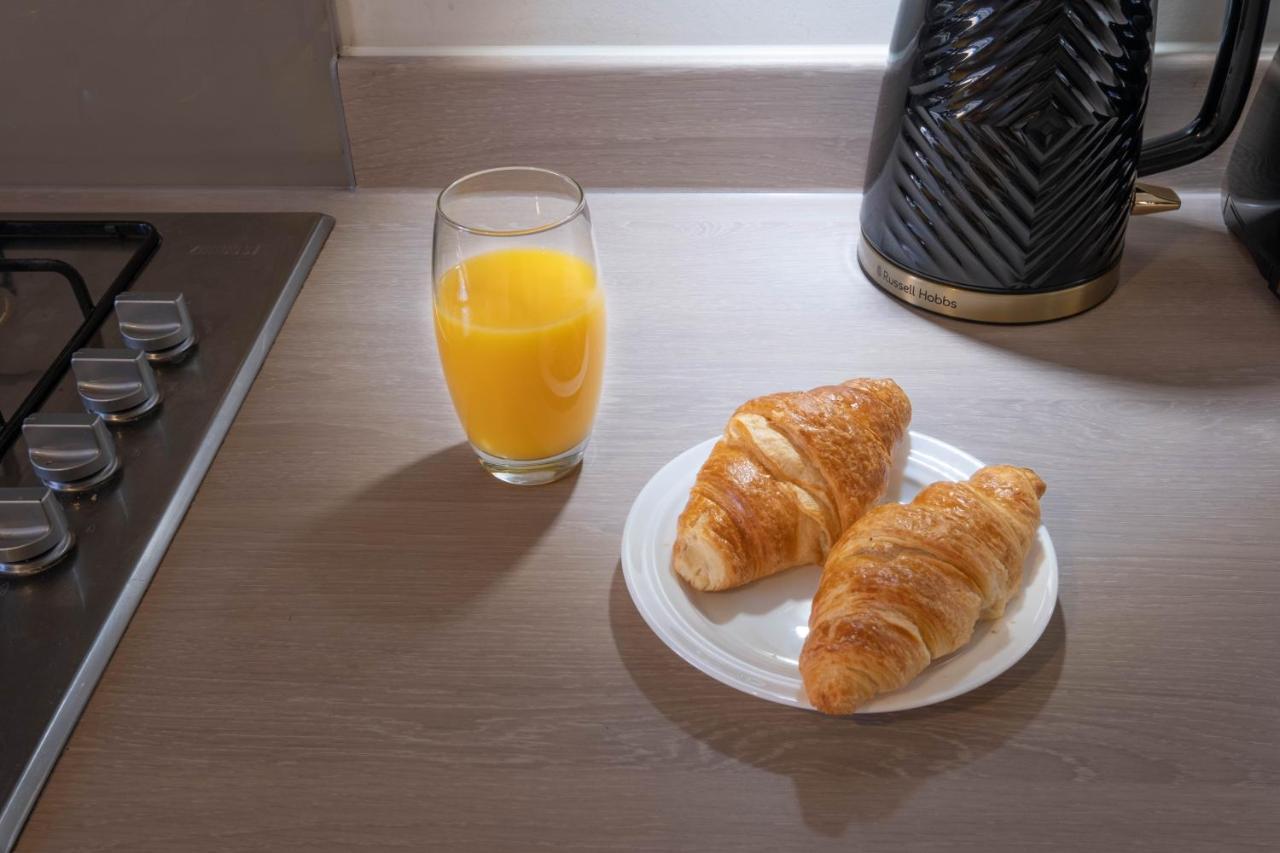 Beautiful And Comfortable Home Away From Home With Free Parking, Fast Wifi And White Crisp Hotel Standard Linen Hosted By Our Home Short Stays Northampton Eksteriør bilde