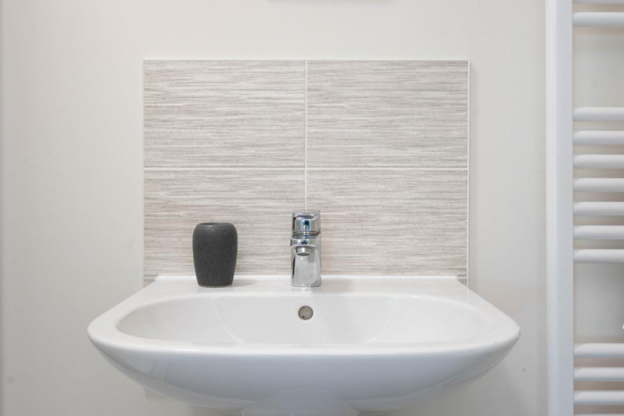 Beautiful And Comfortable Home Away From Home With Free Parking, Fast Wifi And White Crisp Hotel Standard Linen Hosted By Our Home Short Stays Northampton Eksteriør bilde