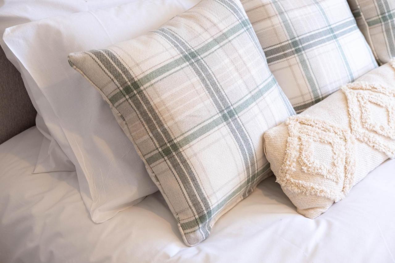 Beautiful And Comfortable Home Away From Home With Free Parking, Fast Wifi And White Crisp Hotel Standard Linen Hosted By Our Home Short Stays Northampton Eksteriør bilde