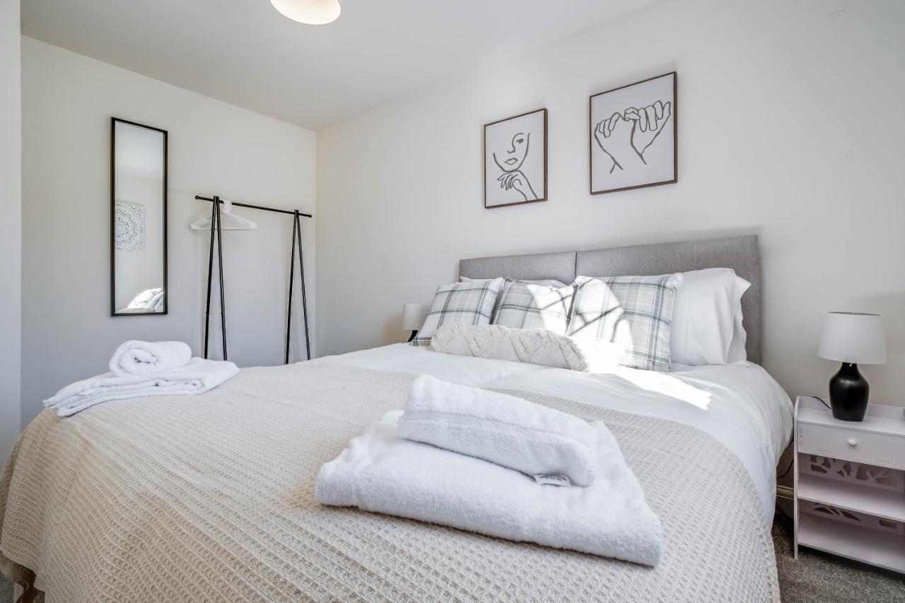 Beautiful And Comfortable Home Away From Home With Free Parking, Fast Wifi And White Crisp Hotel Standard Linen Hosted By Our Home Short Stays Northampton Eksteriør bilde