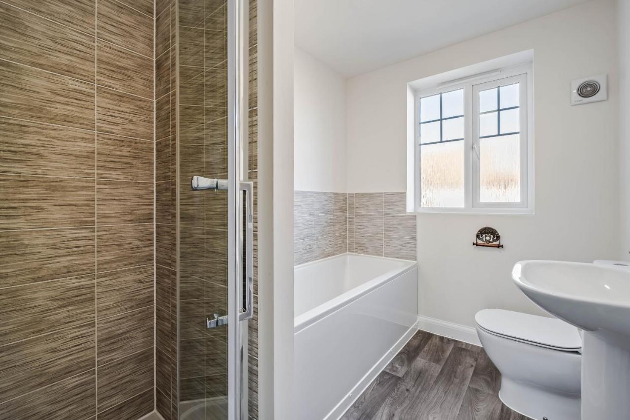 Beautiful And Comfortable Home Away From Home With Free Parking, Fast Wifi And White Crisp Hotel Standard Linen Hosted By Our Home Short Stays Northampton Eksteriør bilde